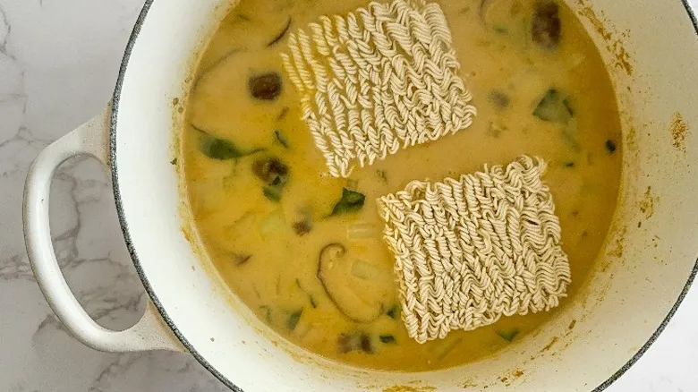 Ramen de Curry de Coco Vegano: Una Receta Saludable y Llena de Sabor Duradero