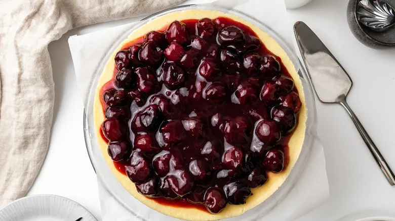 Receta Clásica de Cheesecake de Cereza con Amaretto: El Postre Ideal para Toda Temporada