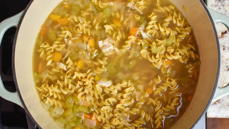 Receta Clásica de Sopa de Fideos con Pollo: Confort Hecho en Casa para Cualquier Estación