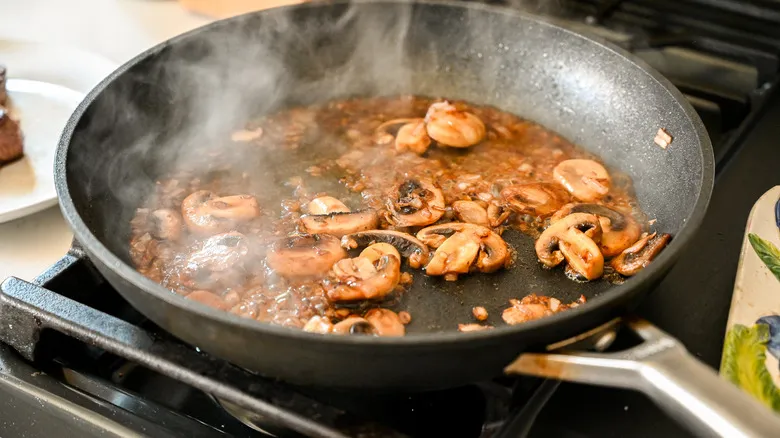 Receta Clásica de Steak Diane: Elegancia Culinaria que Deleita el Paladar