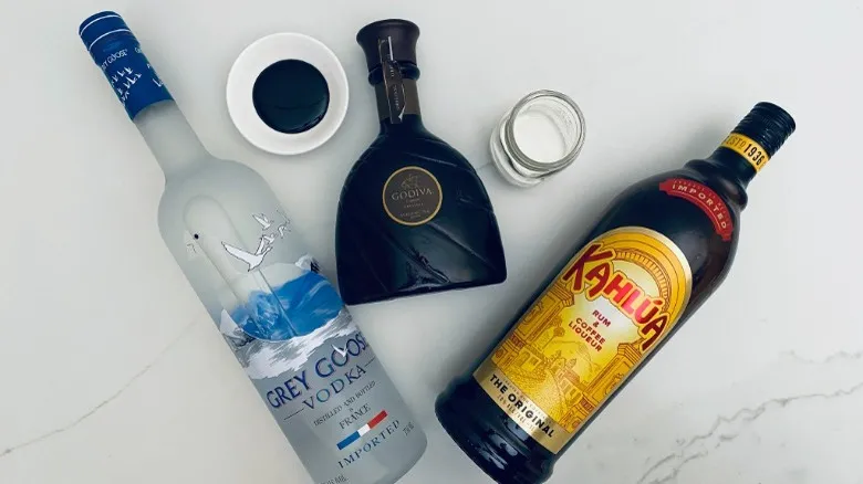 Receta Clásica de White Russian Mocha: El Cóctel Evergreen para Disfrutar en Casa