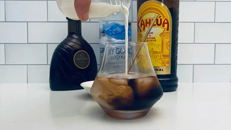 Receta Clásica de White Russian Mocha: El Cóctel Evergreen para Disfrutar en Casa