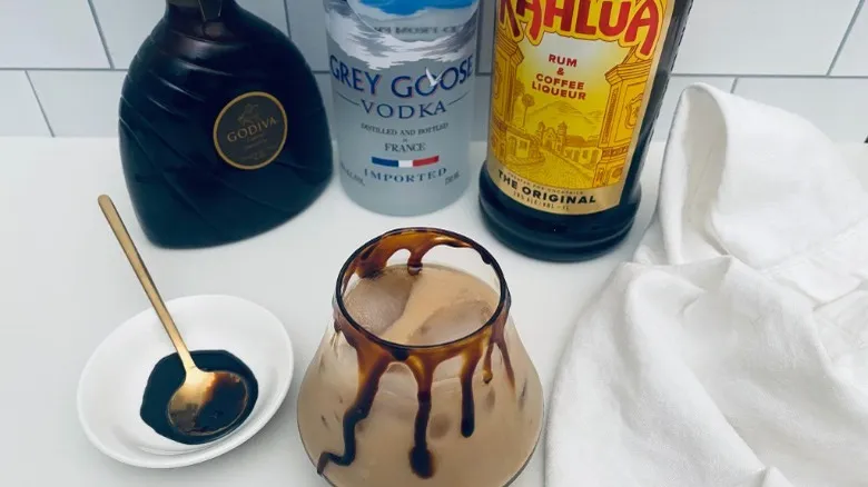 Receta Clásica de White Russian Mocha: El Cóctel Evergreen para Disfrutar en Casa