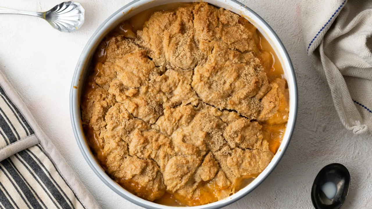 Receta de Cobbler de Durazno con Cardamomo: Un Postre Casero Irresistible y Fácil