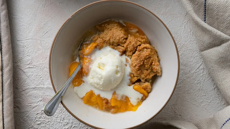 Receta de Cobbler de Durazno con Cardamomo: Un Postre Casero Irresistible y Fácil