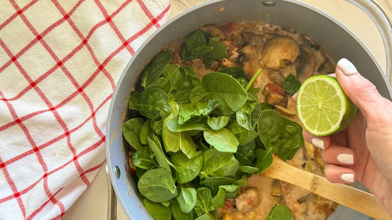 Receta de Curry de Champiñones y Coco: Un Plato Vegano Confortante y Saludable