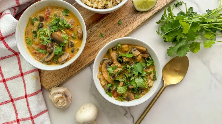 Receta de Curry de Champiñones y Coco: Un Plato Vegano Confortante y Saludable