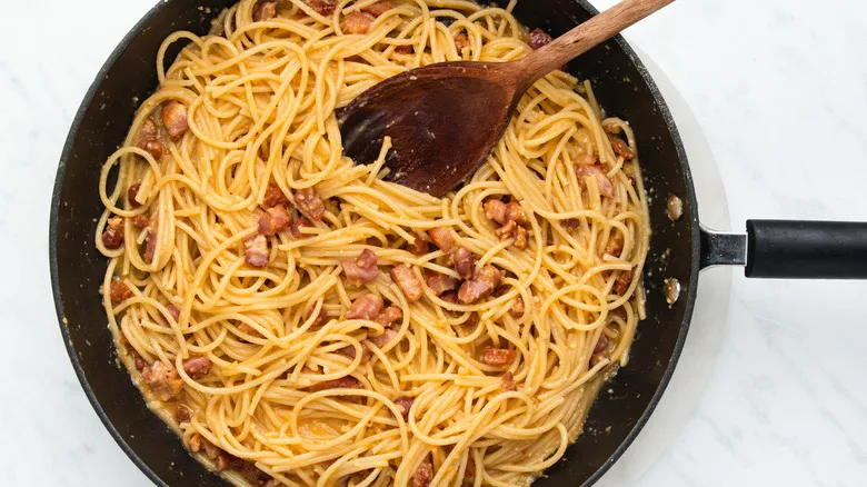 Receta de Pasta Carbonara Perfecta: Un Clásico Italiano Fácil y Rápido