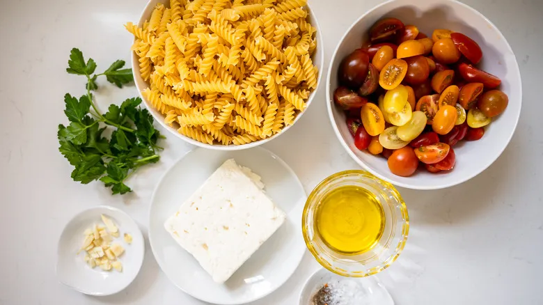 Receta de Pasta con Queso Feta y Tomates Heirloom: Sabor Sencillo y Rápido