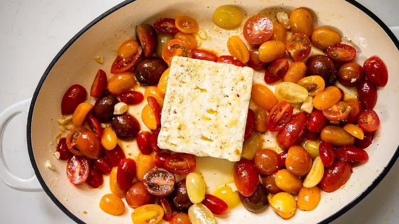 Receta de Pasta con Queso Feta y Tomates Heirloom: Sabor Sencillo y Rápido