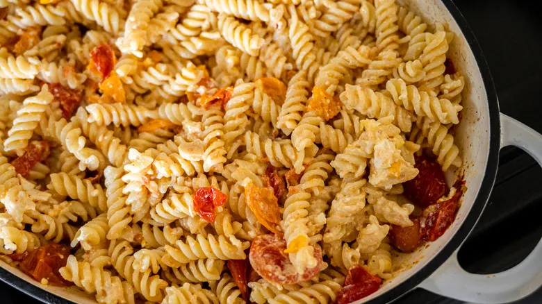 Receta de Pasta con Queso Feta y Tomates Heirloom: Sabor Sencillo y Rápido