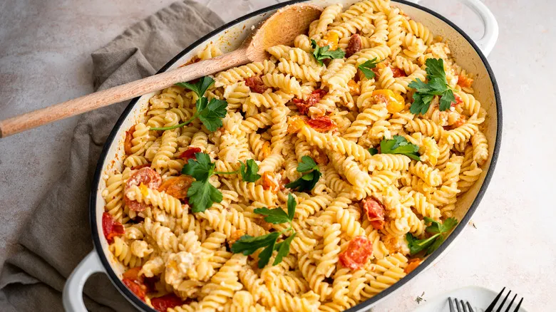 Receta de Pasta con Queso Feta y Tomates Heirloom: Sabor Sencillo y Rápido