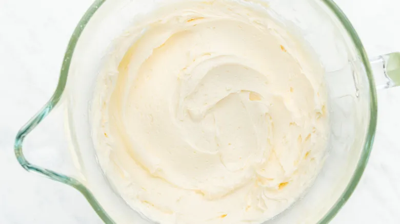 Receta de Pastel de Vainilla en Bandeja: Un Bizcocho Húmedo y Esponjoso Perfecto para Toda Ocasión