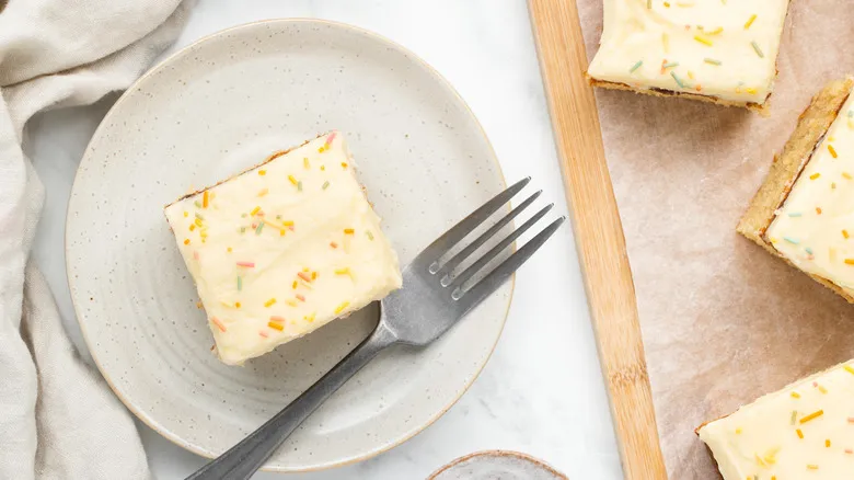Receta de Pastel de Vainilla en Bandeja: Un Bizcocho Húmedo y Esponjoso Perfecto para Toda Ocasión