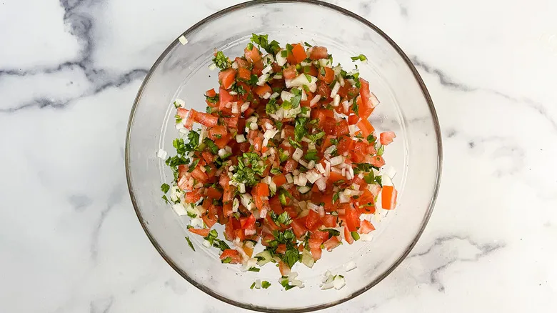 Receta de Pico de Gallo Casero con Chile Serrano: Frescura y Sabor Inigualables