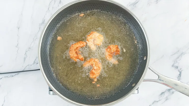 Receta de Po'boys de Camarones Fritos Estilo Slider: Un Bocado Clásico de Nueva Orleans