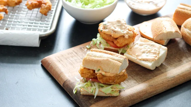 Receta de Po'boys de Camarones Fritos Estilo Slider: Un Bocado Clásico de Nueva Orleans