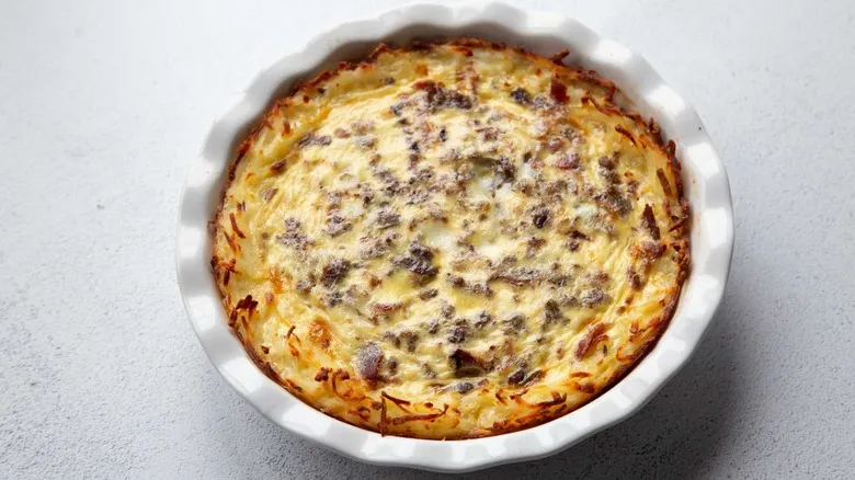 Receta de Quiche de Desayuno con Costra de Hash Browns: El Plato Crujiente para Cualquier Ocasión