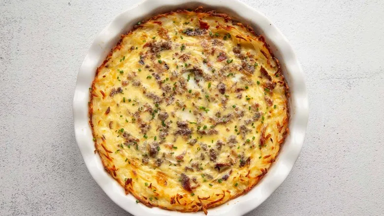 Receta de Quiche de Desayuno con Costra de Hash Browns: El Plato Crujiente para Cualquier Ocasión