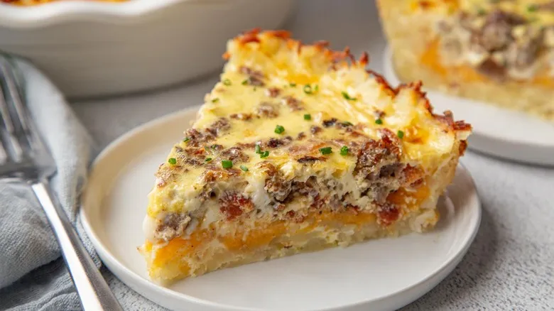 Receta de Quiche de Desayuno con Costra de Hash Browns: El Plato Crujiente para Cualquier Ocasión