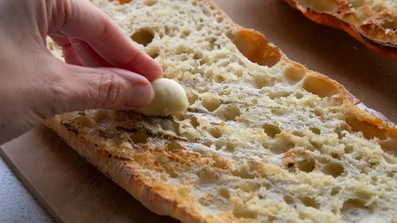 Receta de Sándwich de Pollo a la Parrilla al Estilo César: La Evolución de un Clásico