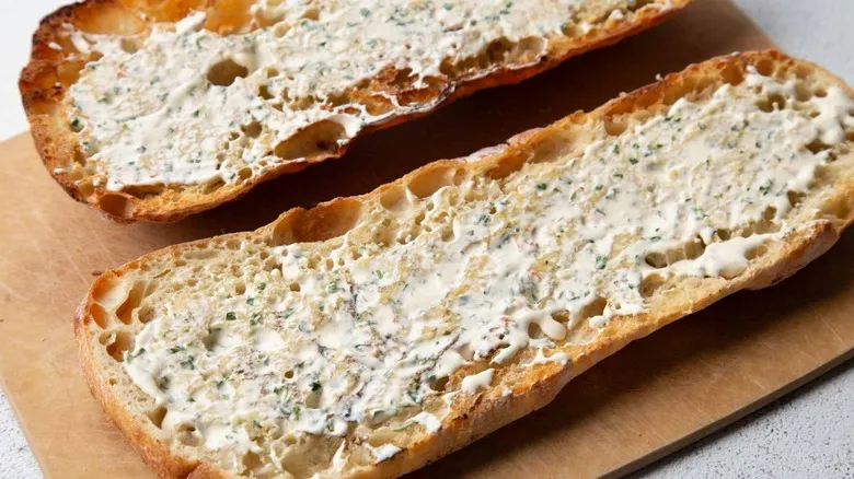 Receta de Sándwich de Pollo a la Parrilla al Estilo César: La Evolución de un Clásico