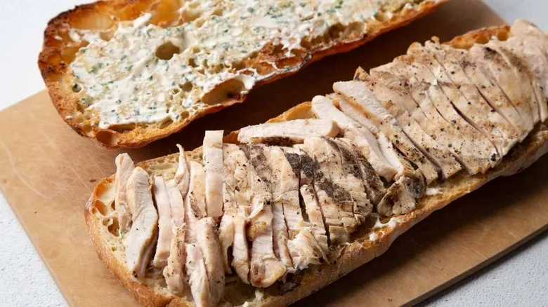 Receta de Sándwich de Pollo a la Parrilla al Estilo César: La Evolución de un Clásico