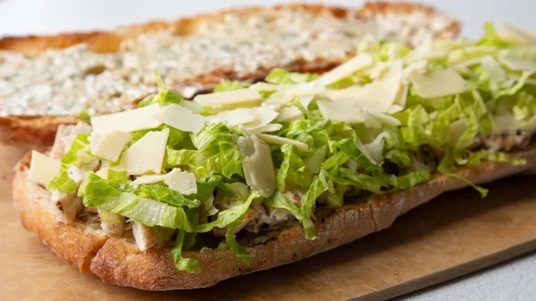 Receta de Sándwich de Pollo a la Parrilla al Estilo César: La Evolución de un Clásico