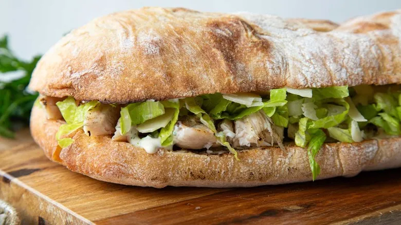Receta de Sándwich de Pollo a la Parrilla al Estilo César: La Evolución de un Clásico