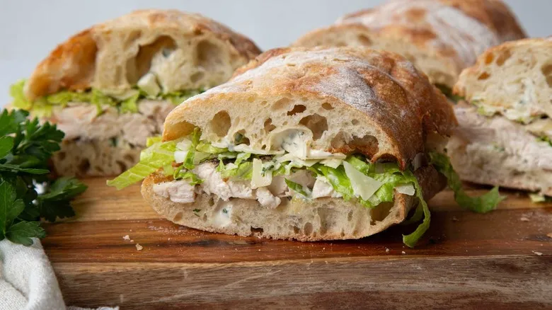 Receta de Sándwich de Pollo a la Parrilla al Estilo César: La Evolución de un Clásico