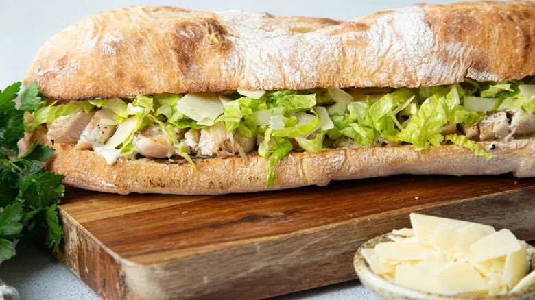 Receta de Sándwich de Pollo a la Parrilla al Estilo César: La Evolución de un Clásico