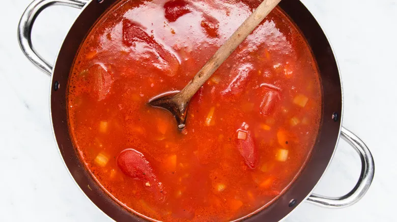 Receta de Sopa de Tomate Casera en Una Sola Olla: Fácil, Rápida y Deliciosa
