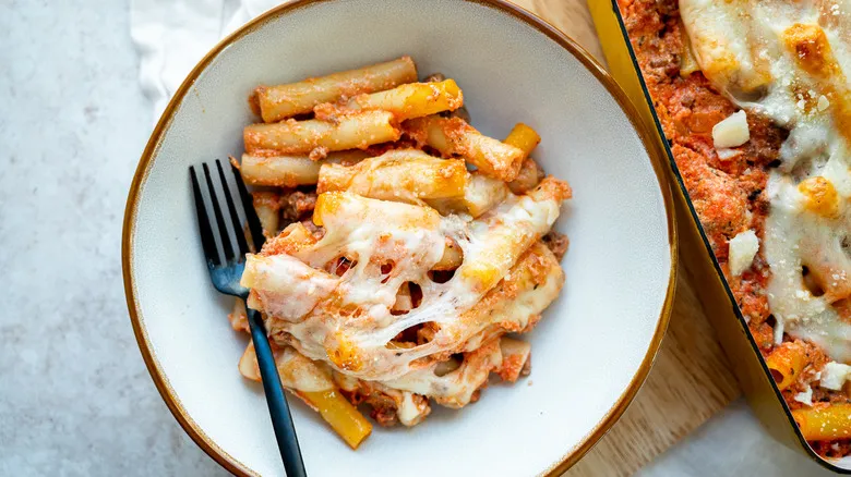 Receta de Ziti Horneado con Tres Quesos: El Plato de Pasta Gratinado Favorito de tu Familia