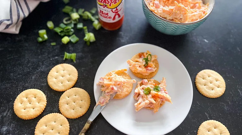 Receta Definitiva: Cómo Preparar el Mejor Dip de Queso Pimiento para Cualquier Ocasión