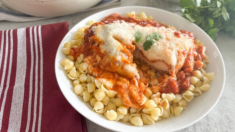Receta Definitiva de Pollo Parmesano Relleno: Un Clásico Confortable Elevado
