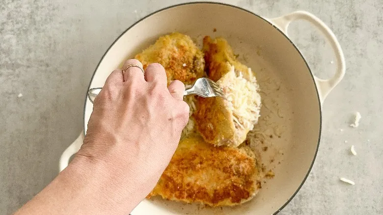 Receta Definitiva de Pollo Parmesano Relleno: Un Clásico Confortable Elevado