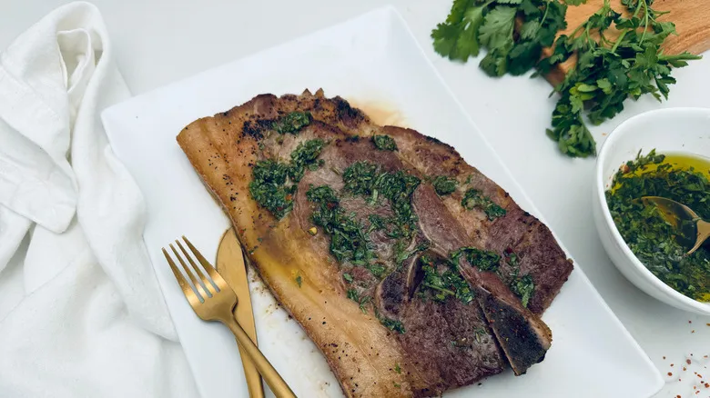 Receta Perfecta: Chuletas de Cerdo con Chimichurri Casero Jugoso y Económico