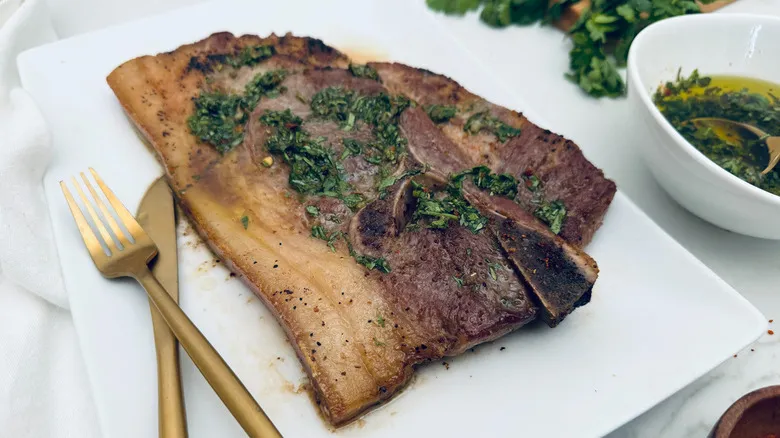Receta Perfecta: Chuletas de Cerdo con Chimichurri Casero Jugoso y Económico