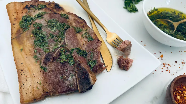 Receta Perfecta: Chuletas de Cerdo con Chimichurri Casero Jugoso y Económico