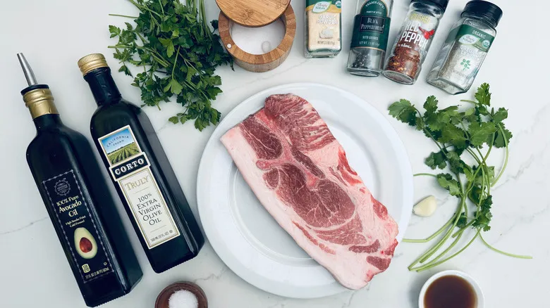 Receta Perfecta: Chuletas de Cerdo con Chimichurri Casero Jugoso y Económico