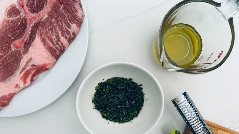 Receta Perfecta: Chuletas de Cerdo con Chimichurri Casero Jugoso y Económico