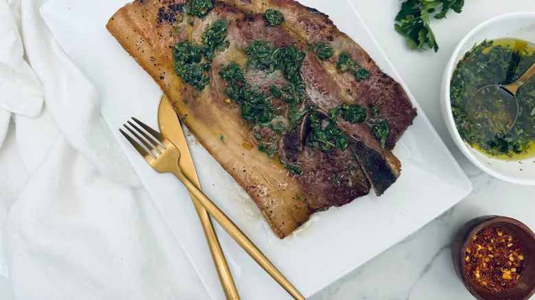 Receta Perfecta: Chuletas de Cerdo con Chimichurri Casero Jugoso y Económico
