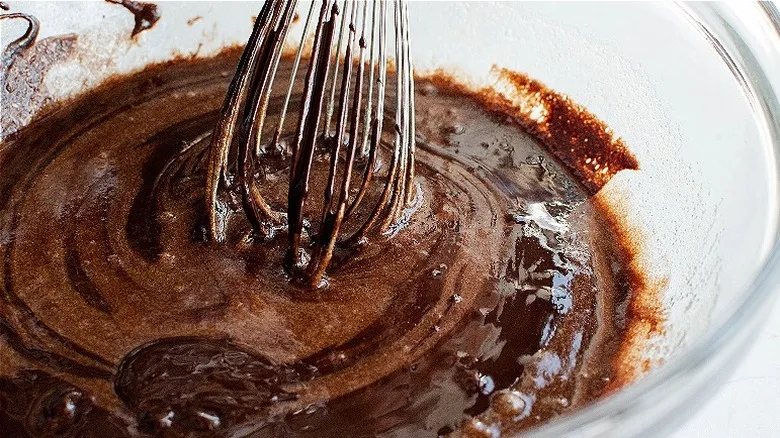 Receta Perfecta de Brownies Fudgy con Bourbon y Nueces Pecan: Un Clásico Irresistible