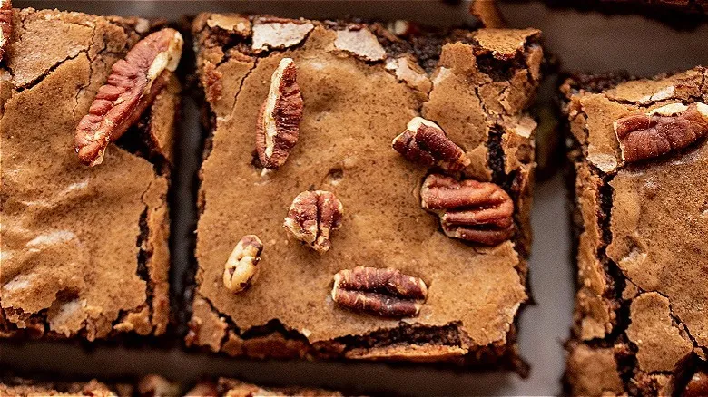 Receta Perfecta de Brownies Fudgy con Bourbon y Nueces Pecan: Un Clásico Irresistible