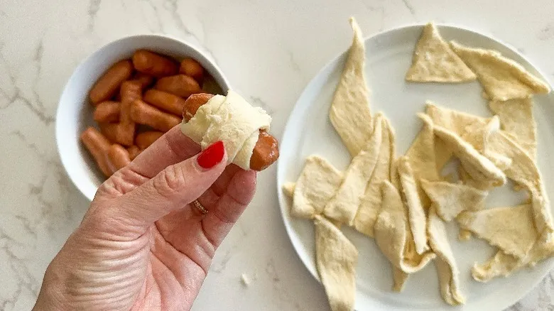 Salchichas Envueltas: La Receta Clásica de 3 Ingredientes para Saborear la Infancia