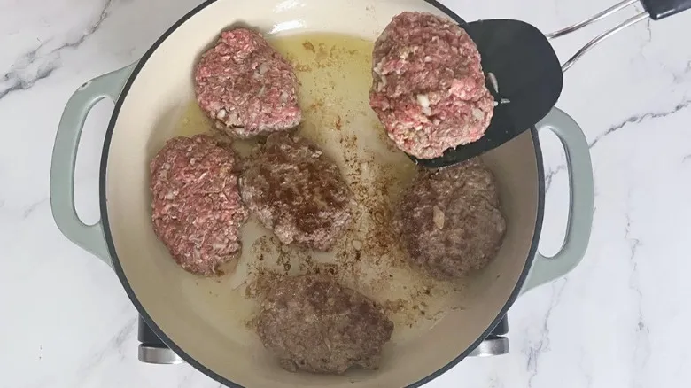 Salisbury Steak en un Solo Sartén: La Receta Definitiva para Cenas Rápidas y Deliciosas
