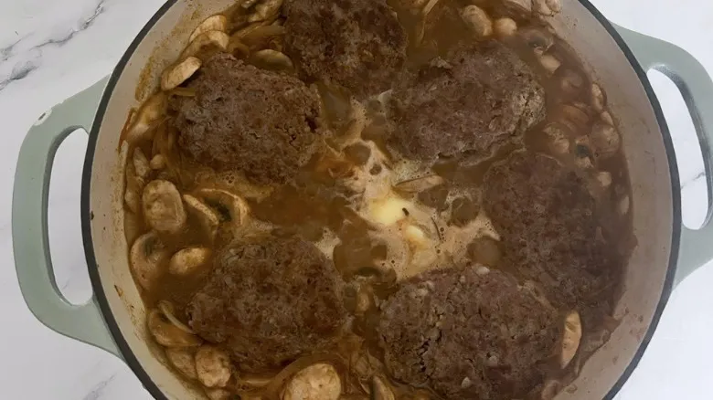 Salisbury Steak en un Solo Sartén: La Receta Definitiva para Cenas Rápidas y Deliciosas