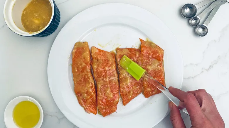 Salmón a la Plancha con Miel y Mostaza: Receta Rápida de 5 Ingredientes para una Comida Saludable