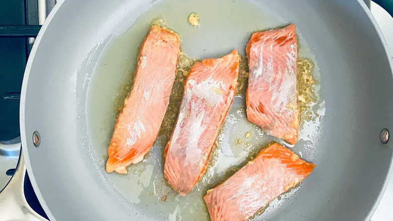 Salmón a la Plancha con Miel y Mostaza: Receta Rápida de 5 Ingredientes para una Comida Saludable