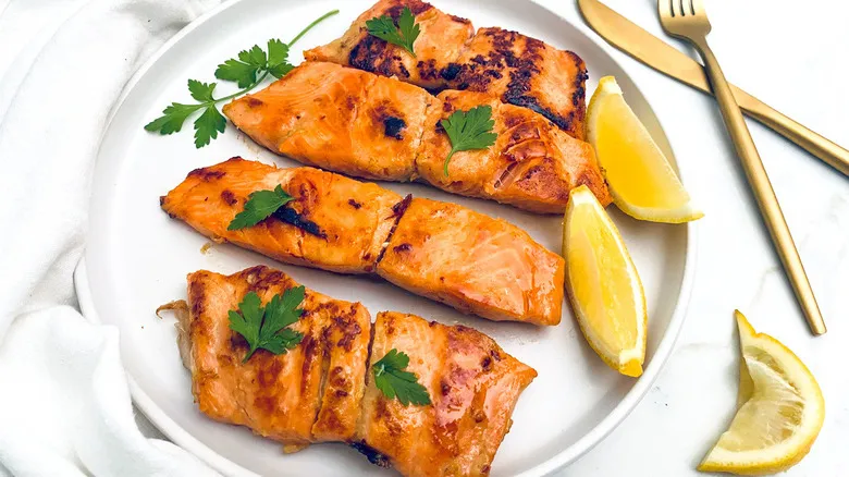 Salmón a la Plancha con Miel y Mostaza: Receta Rápida de 5 Ingredientes para una Comida Saludable